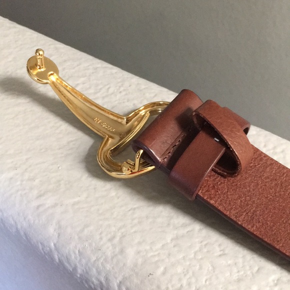 This leather belt has a great buckle .size small - Picture 4 of 4